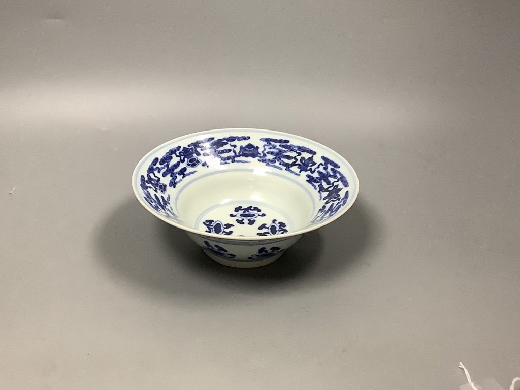 A Chinese blue and white bowl 17.5cm